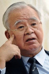 エネルギーの未来について語る日本経団連の米倉弘昌会長＝経団連会館で２０１１年７月１９日、塩入正夫撮影